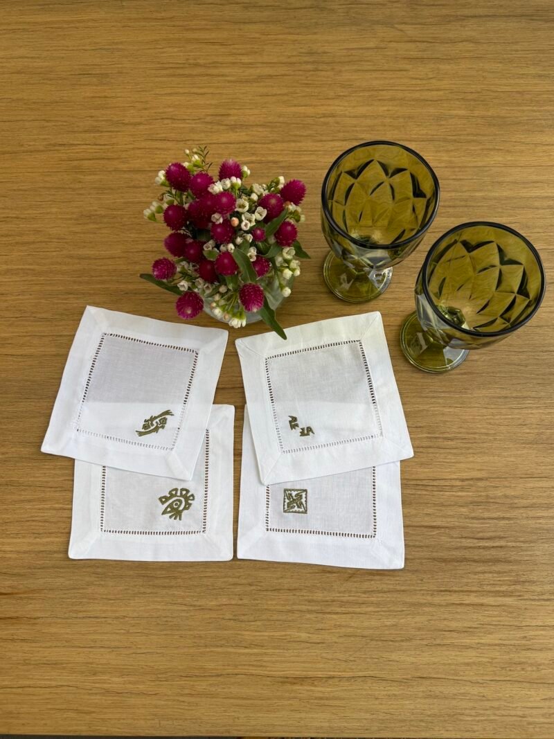 Posavasos blancos calados con bordado verde
