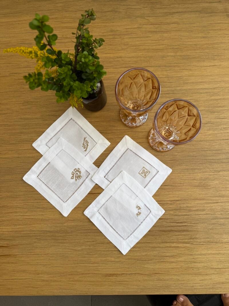 Posavasos blancos calados con bordado beige