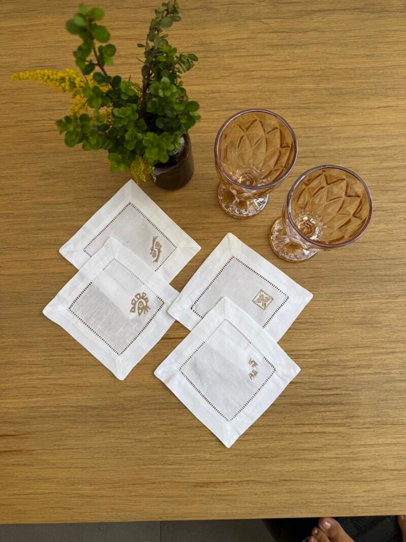 Posavasos blancos calados con bordado beige