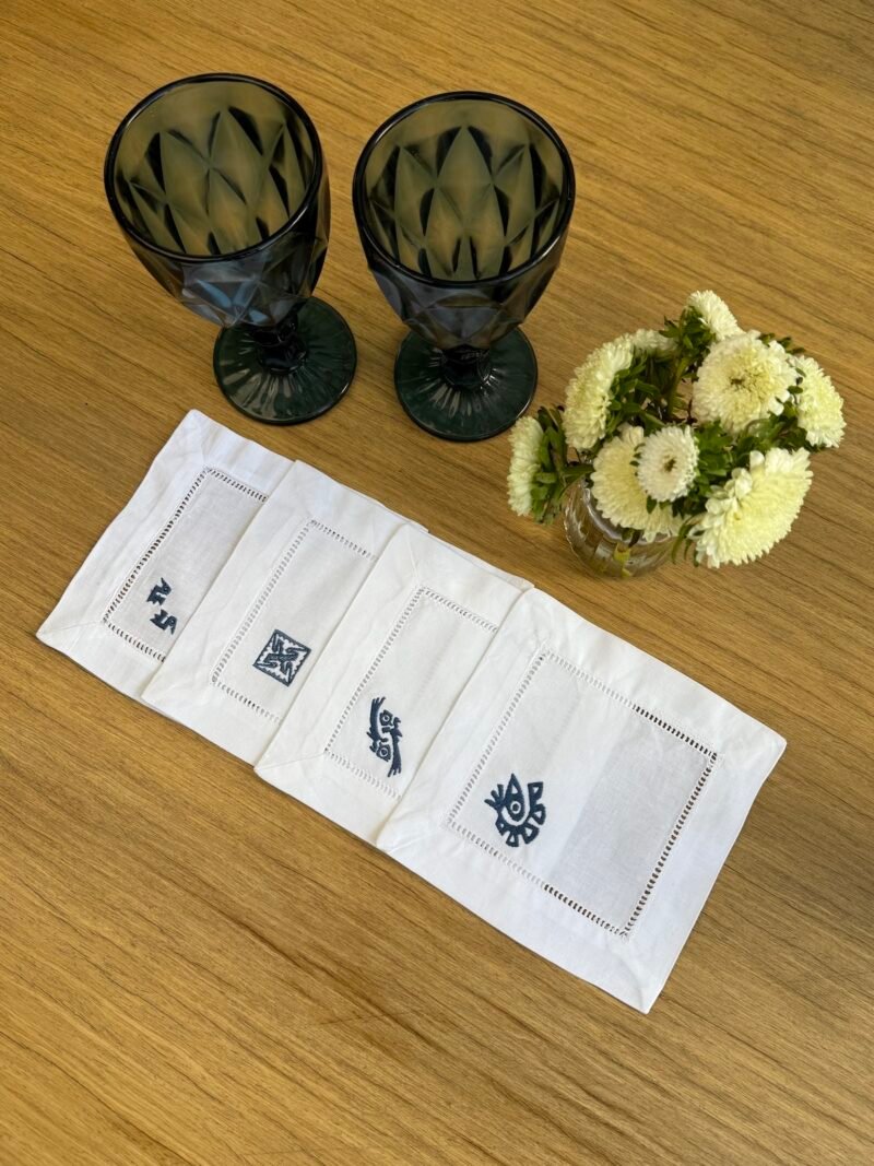 Posavasos blancos calados con bordado azul