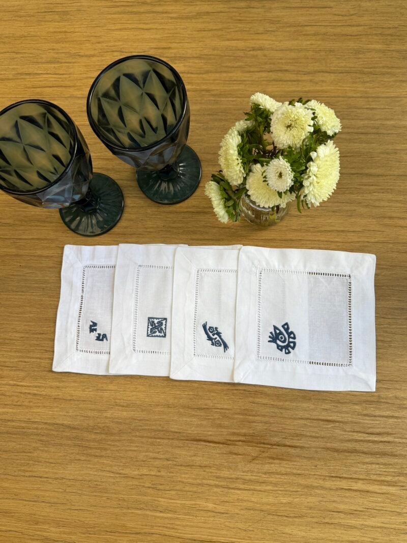 Posavasos blancos calados con bordado azul