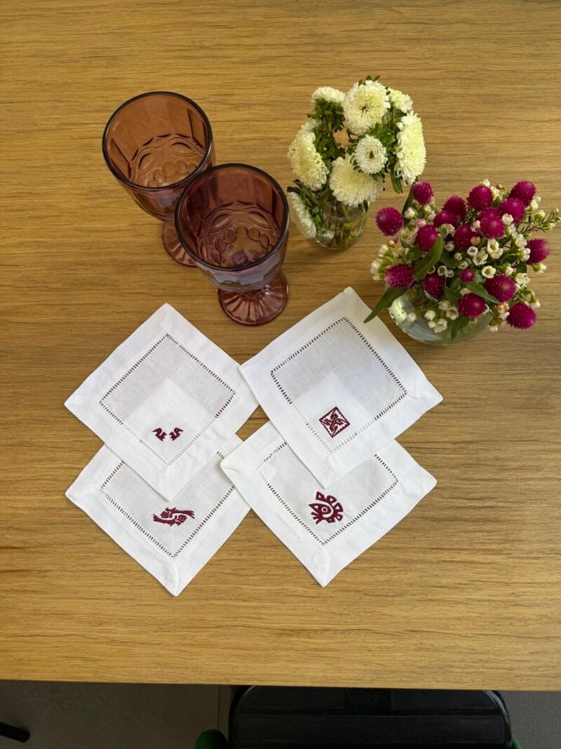 Posavasos blancos calados con bordado guinda