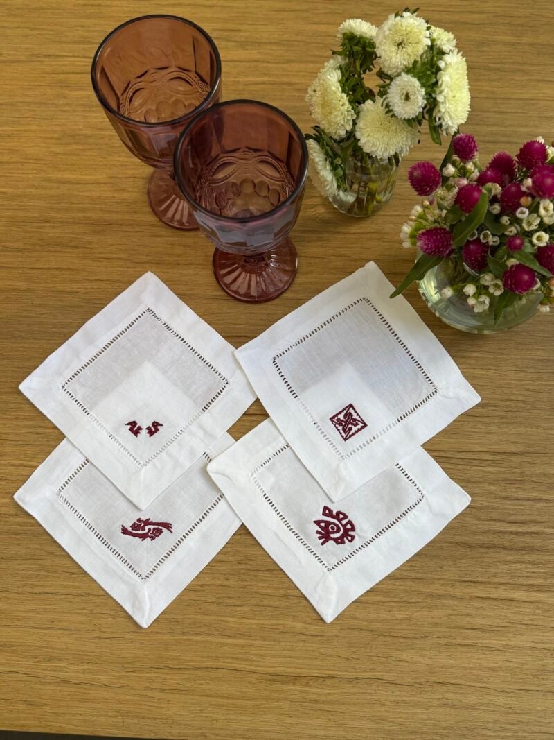 Posavasos blancos calados con bordado guinda
