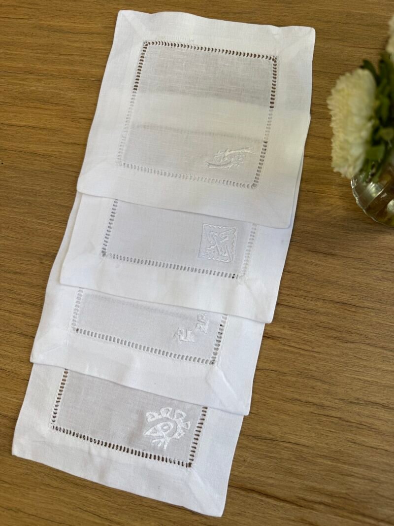 Posavasos blancos calados con bordado blanco