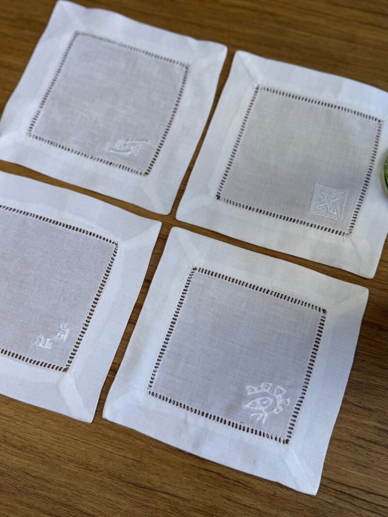 Posavasos blancos calados con bordado blanco