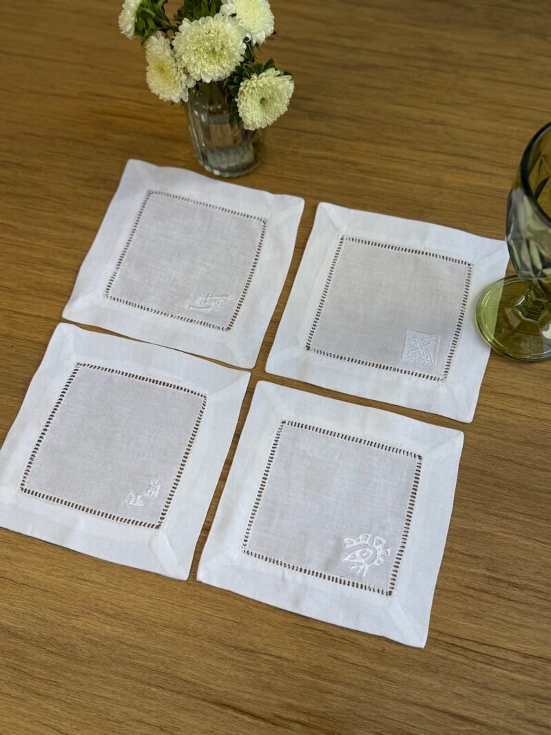 Posavasos blancos calados con bordado blanco