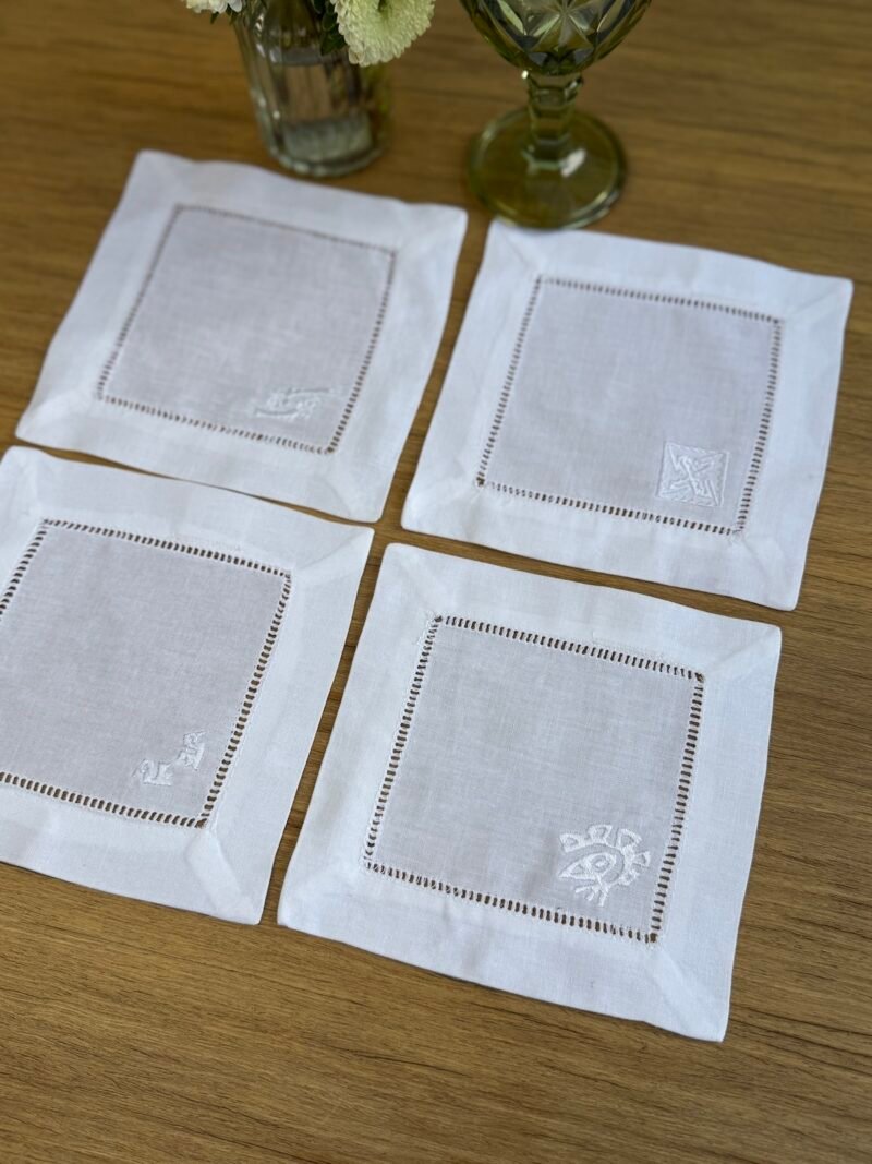 Posavasos blancos calados con bordado blanco