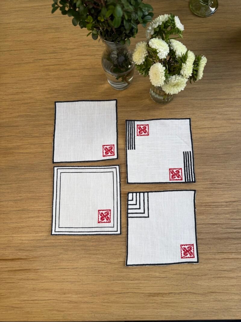 Servilletas de cóctel bordadas en negro y rojo