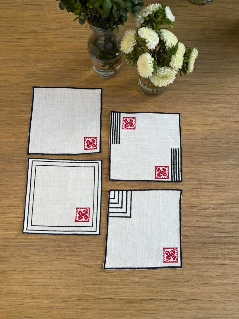 Servilletas de cóctel bordadas en negro y rojo