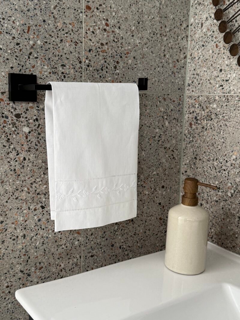 Toalla de mano blanca y franja flores blancas