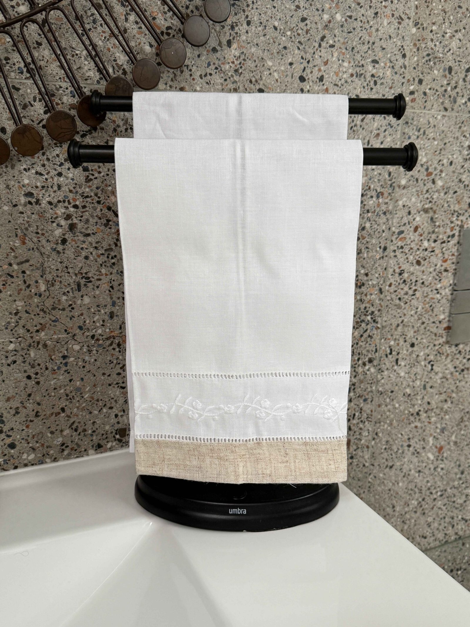 Pack: 2 toallas de Baño de visitas de lino blanco con bordado y franja crudo (Gift box)