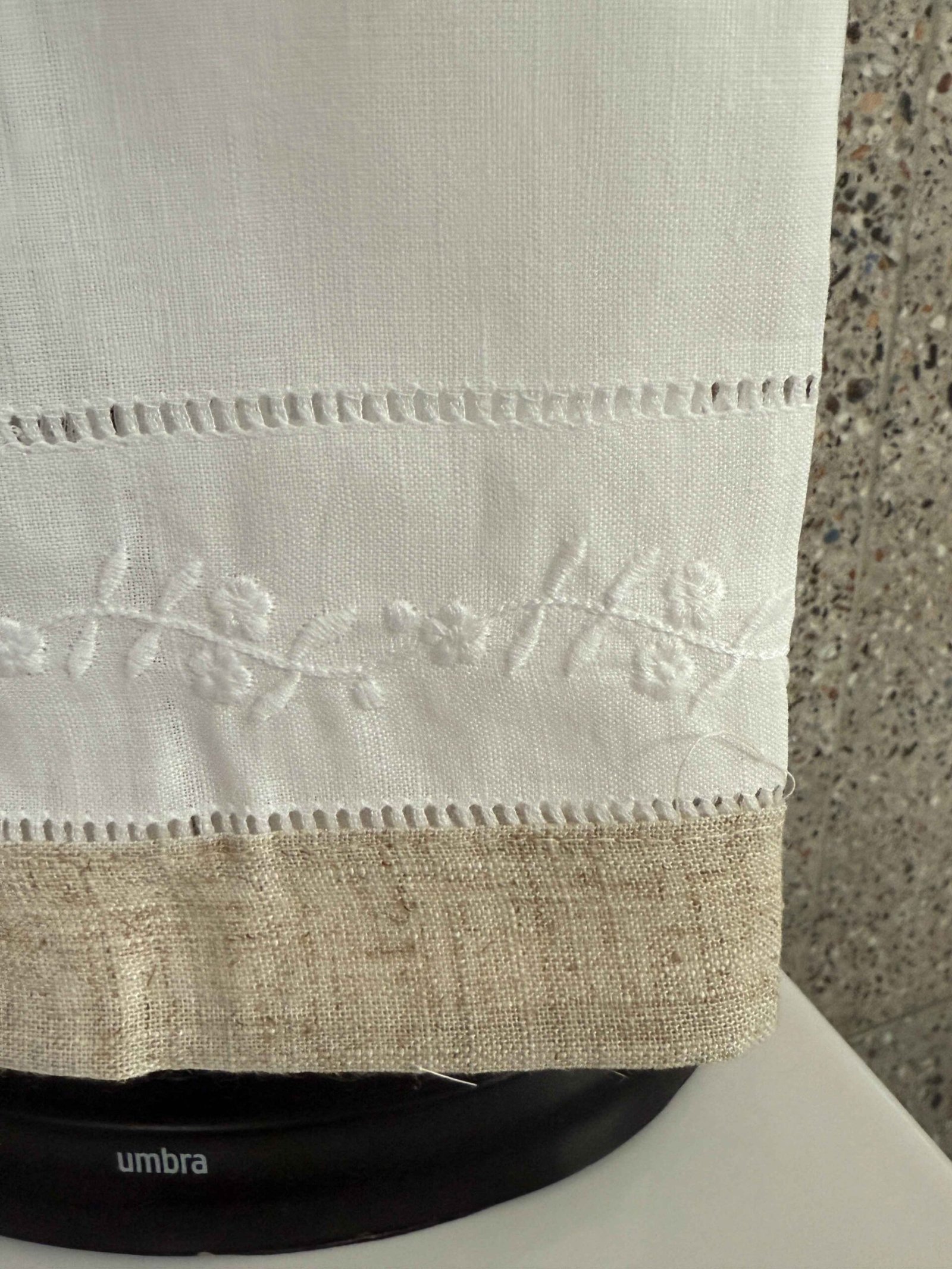 Pack: 2 toallas de Baño de visitas de lino blanco con bordado y franja crudo (Gift box)