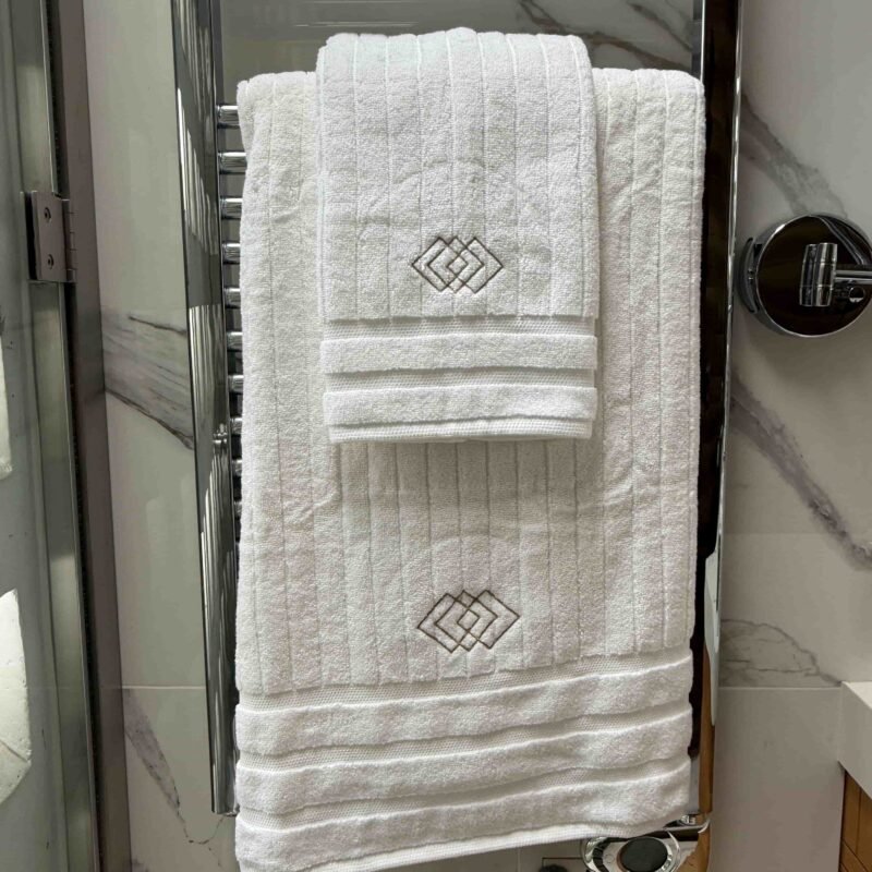 Pack: Toalla Rombos blanca Extra grande + manos