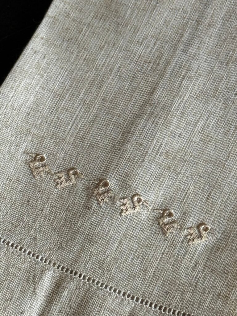 Toalla de manos avena / Fila de pajaros Beige