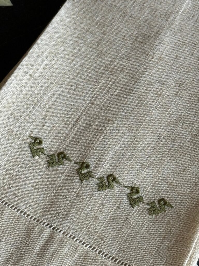 Toalla de manos avena / Fila de pájaros verde