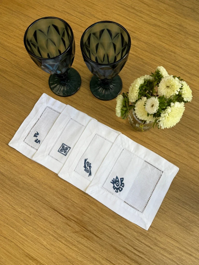 Posavasos blancos calados con bordado azul