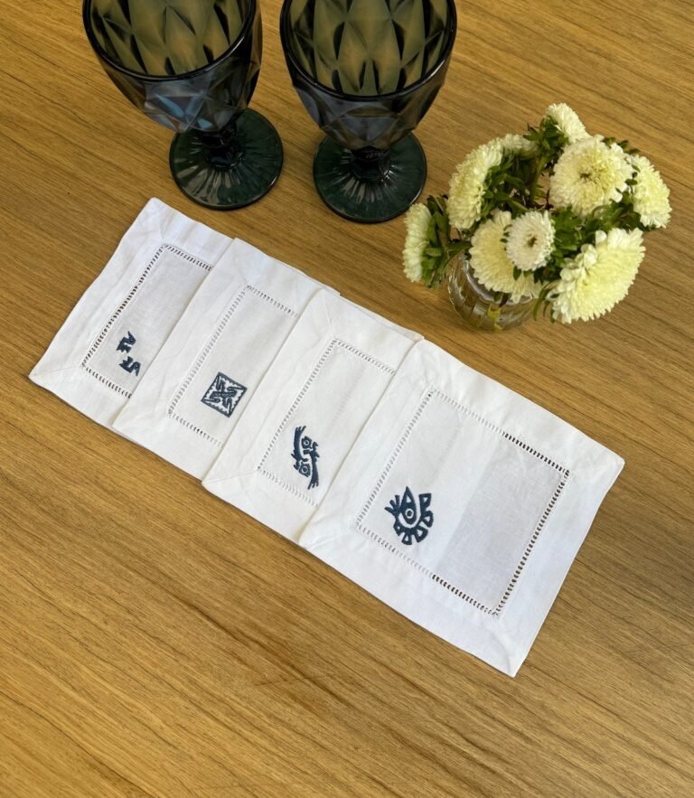 Posavasos blancos calados con bordado azul