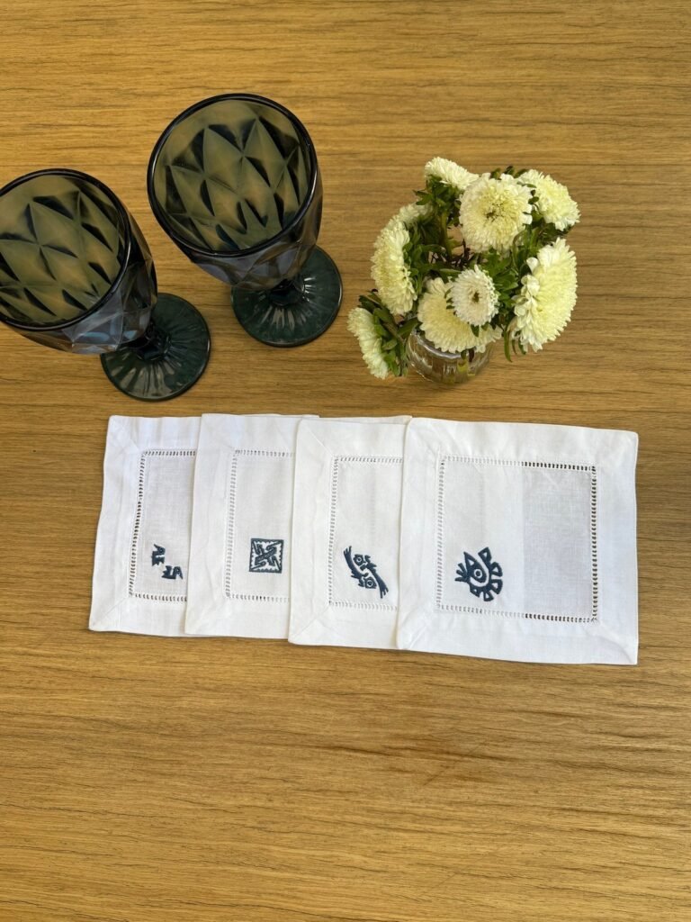 Posavasos blancos calados con bordado azul
