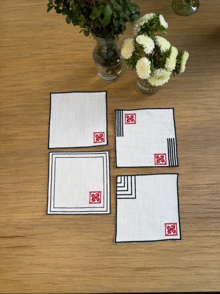 Servilletas de cóctel bordadas en negro y rojo