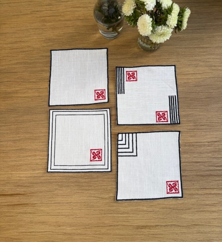 Servilletas de cóctel bordadas en negro y rojo