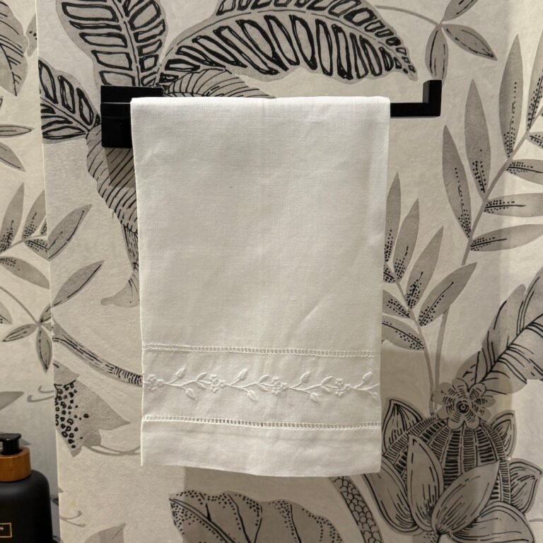 Toalla de mano blanca y franja flores blancas