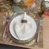 Plato de sitio de vidrio con perlas doradas