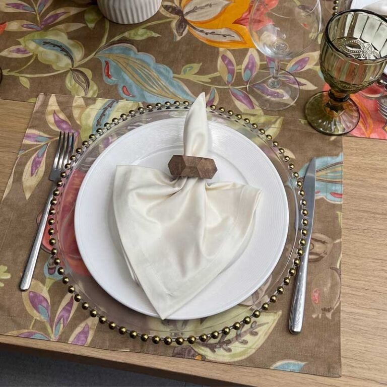 Plato de sitio de vidrio con perlas doradas